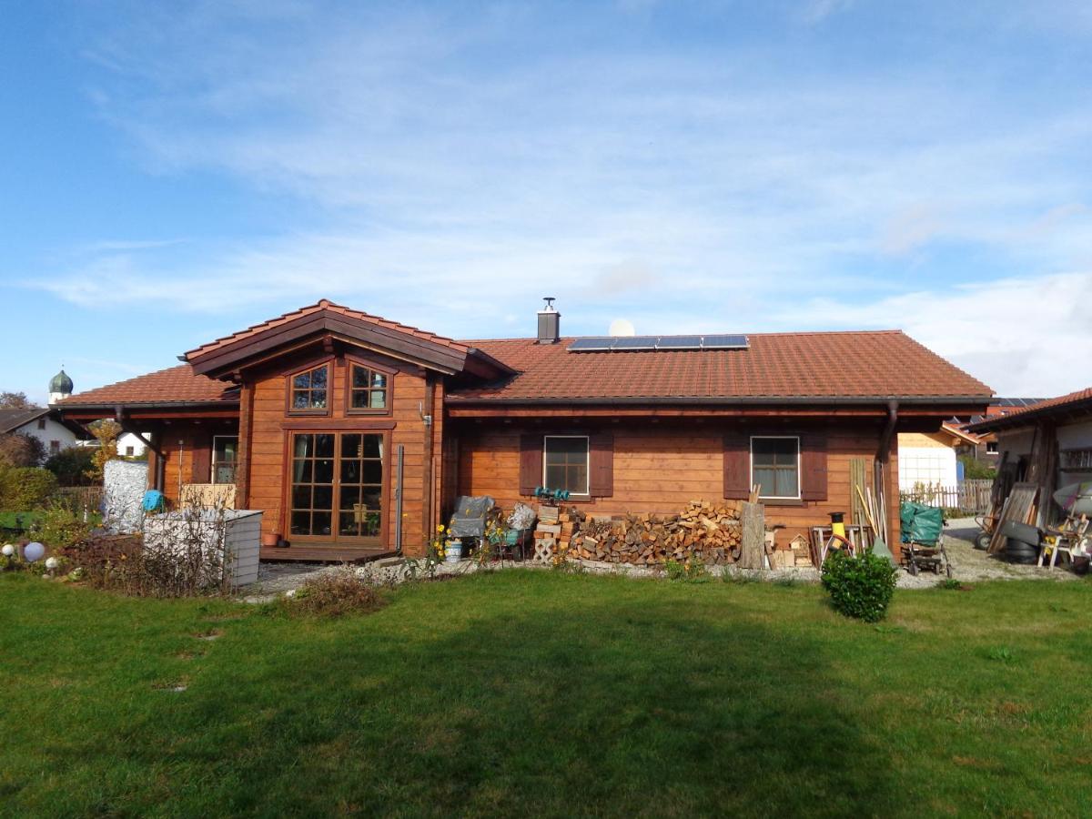 Barrierefreies Zimmer Im Blockhaus Mit Sauna Am See Soyen Exterior photo