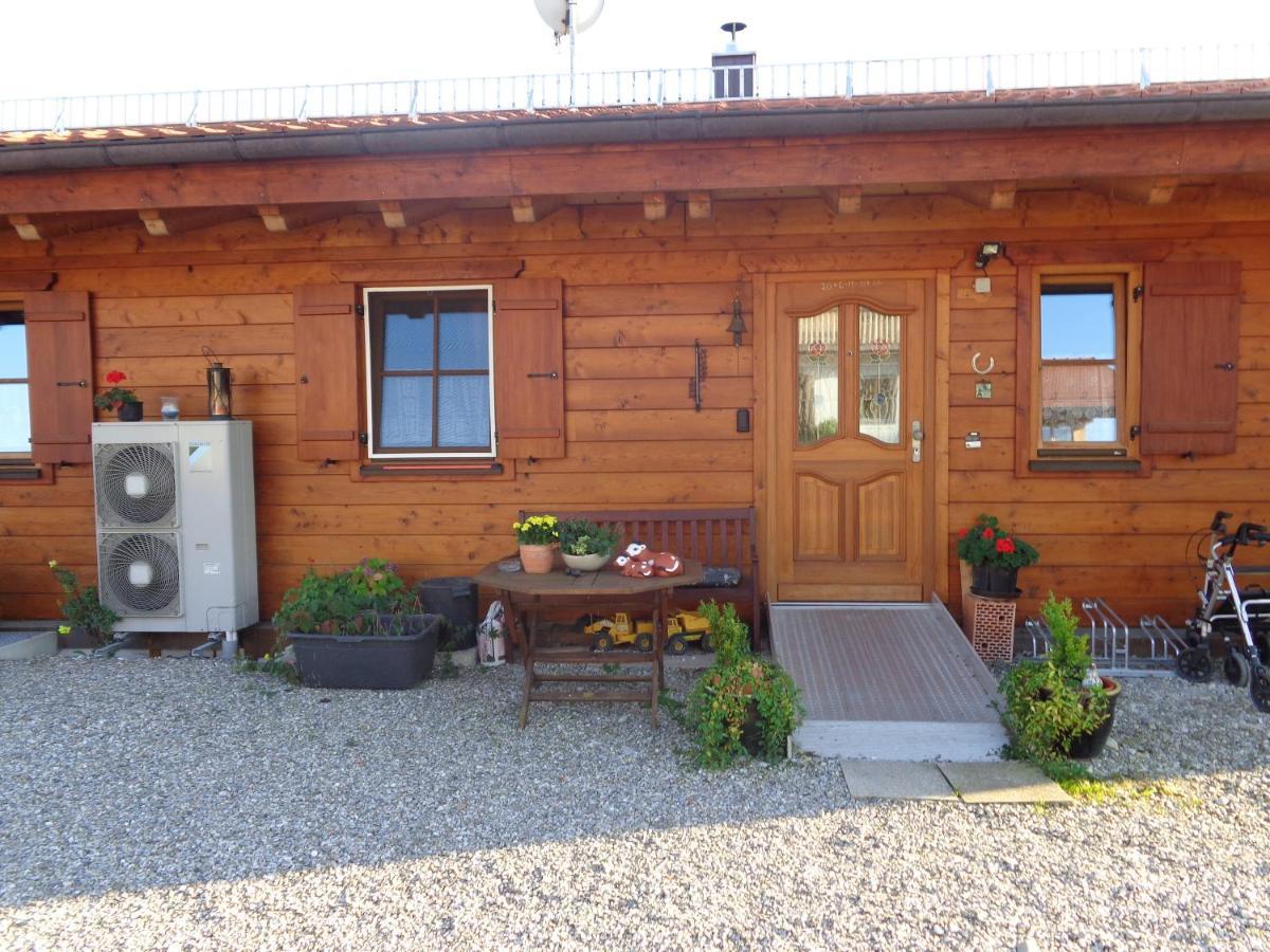 Barrierefreies Zimmer Im Blockhaus Mit Sauna Am See Soyen Exterior photo